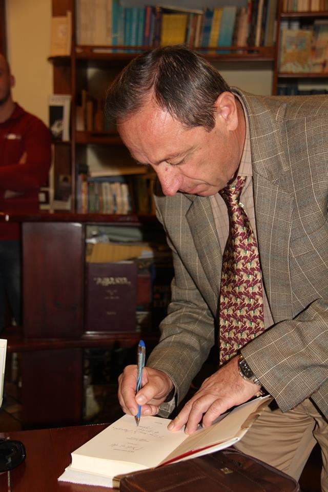 Autografe në promovimin e antologjisë "Drita në det"