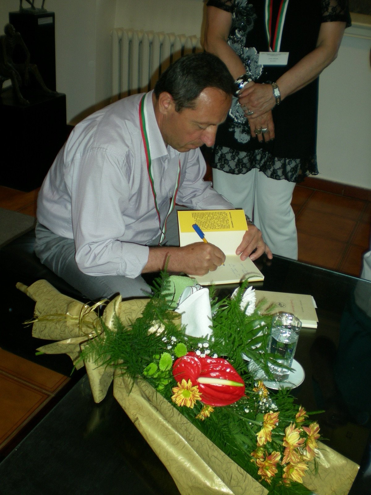 Autograf në botimin bullgar të poezive të tij